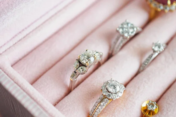 Χρυσό Και Ασημί Διαμαντένιο Δαχτυλίδι Και Σκουλαρίκια Πολυτελές Κουτί Κοσμημάτων — Φωτογραφία Αρχείου