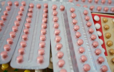 Renkli oral doğum kontrol hapı.