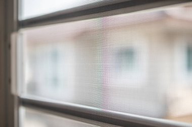 Evin penceresinde böceklere karşı sivrisinek ağı ekranı