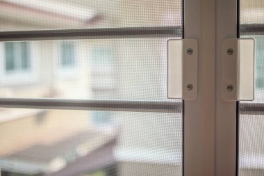 Evin penceresinde böceklere karşı sivrisinek ağı ekranı