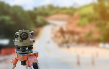 Yol inşaatı alanı, yol yapım ekipmanları için teodolit enstrümanı ve yol inşaatı geçmişi bulanık