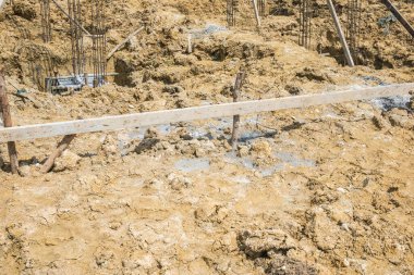 Betonu güçlendirmek için çelik çubuklu yeni ev inşaatı