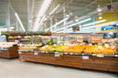 Raflarda meyve ve sebze bulunan süpermarketler bulanık arka plan