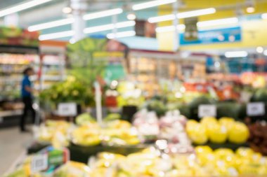 Raflarda meyve ve sebze bulunan süpermarketler bulanık arka plan