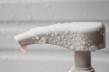 Banyo sırasında sıvı sabun pompasına su damlası.
