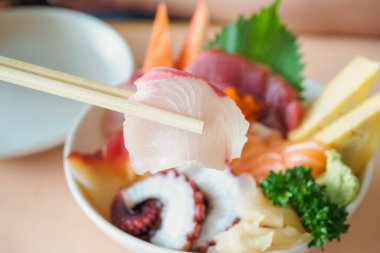 Çubuklarda deniz kabuğu. Sashimi Rice Bowl Chirashi Don Japon yemeği.