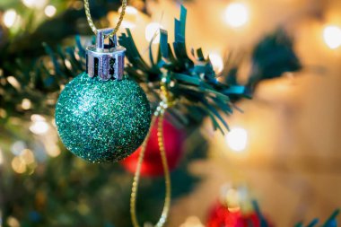 Arka planda Noel ağacı süslemeleri
