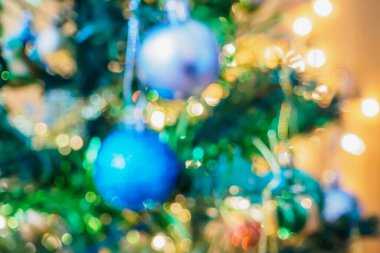 Dekorasyonlu soyut Noel ağacı bokeh ışık bulanık arkaplan