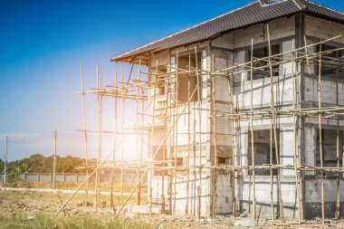 İnşaat alanındaki yeni ev inşaatı devam ediyor