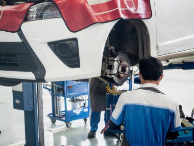 Araba servisi merkezinde çalışan oto tamircisi