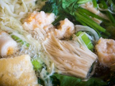 Mantarlı ve sebzeli Sukiyaki.