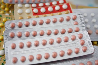 Renkli oral doğum kontrol hapı.