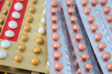 Renkli oral doğum kontrol hapı.