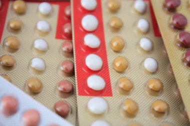 Renkli oral doğum kontrol hapı.