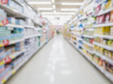Arkaplan için boş süpermarket koridoru ve rafları bulanık