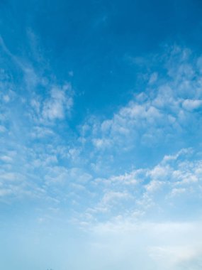 Bulutlu mavi gökyüzü