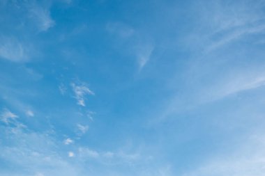 Bulutlu mavi gökyüzü