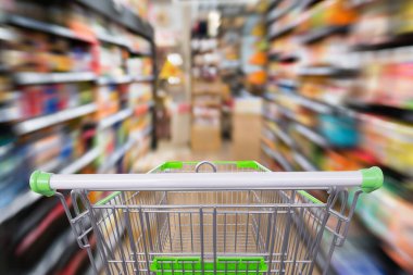 Boş yeşil alışveriş arabalarıyla dolu süpermarket koridoru