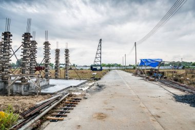 İnşaat alanındaki yeni ev inşaatı için çimento çerçeveleri, gayrimenkul geliştirme