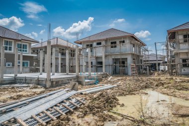 İnşaat alanında yeni ev inşaatı