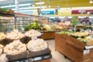 Raflarda meyve ve sebze bulunan süpermarketler bulanık arka plan