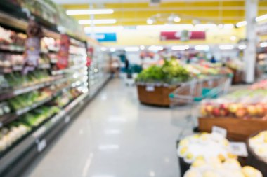 Raflarda meyve ve sebze bulunan süpermarketler bulanık arka plan