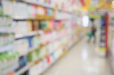 Raflarda şampuan ve sabun şişesi ürünleri olan süpermarket soyut bulanık arka plan