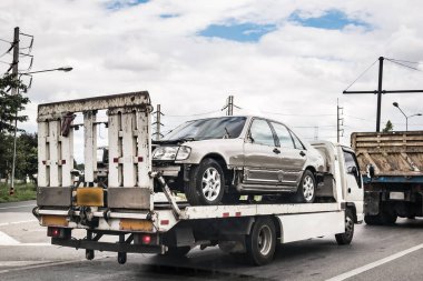 Trafik kazasından sonra çekicide kırılmış bir araba.