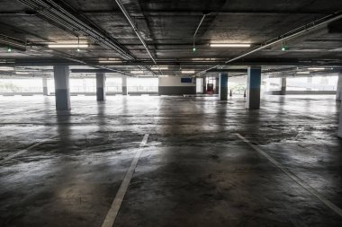 Alışveriş merkezi mağazasındaki boş otoparkın içi.