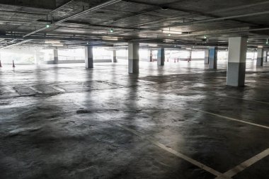 Alışveriş merkezi mağazasındaki boş otoparkın içi.