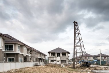 İnşaat alanında bulutlu ve mavi gökyüzü olan yeni bir ev.