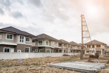 İnşaat alanındaki inşaat alanı kazık sürücüsü ve ön döküm beton yığınları