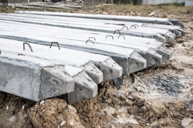 Ev inşaatı için zeminde beton yığınları 