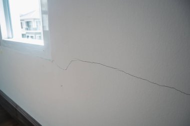 Arka planda çatlak var. Kapat.