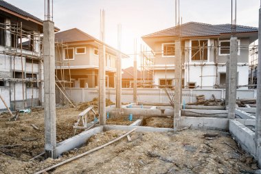 İnşaat alanındaki yeni ev inşaatı devam ediyor
