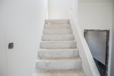 İnşaat alanındaki inşaat evindeki beton merdiven.