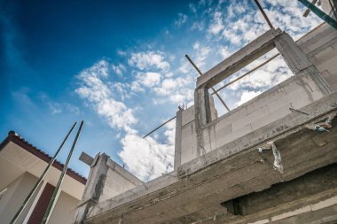 İnşaat alanındaki yeni ev inşaatı devam ediyor