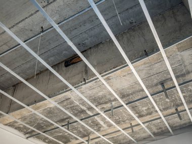 İnşaat halindeki eve alçı tahta tavanı için metal çerçeve kur