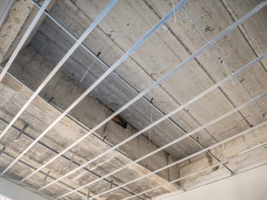 İnşaat halindeki eve alçı tahta tavanı için metal çerçeve kur