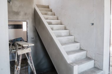 İnşaat alanındaki inşaat evindeki beton merdiven.