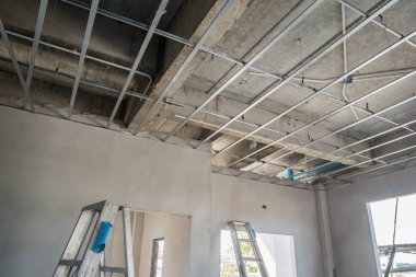 İnşaat halindeki eve alçı tahta tavanı için metal çerçeve kur