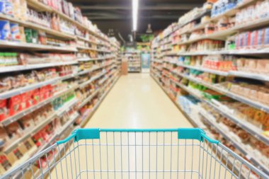 Boş alışveriş arabası konseptiyle süpermarket koridoru