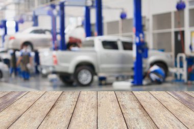 Ürünlerinizi görüntülemek ya da montajlamak için, bulanık garaj arka planlı ahşap masa üstü