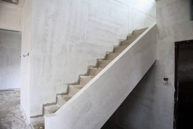 İnşaat alanında beton merdivenli yeni bina iç mimarisi