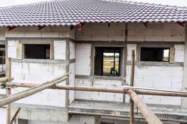 İnşaat alanındaki yeni ev inşaatı devam ediyor