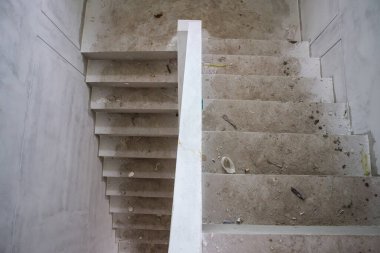 İnşaat alanında beton merdivenli yeni bina iç mimarisi