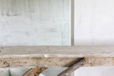 İnşaat alanındaki boş ahşap masa