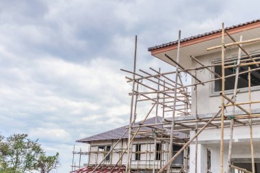 İnşaat alanındaki yeni ev inşaatı devam ediyor