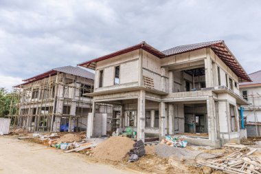 İnşaat alanındaki yeni ev inşaatı devam ediyor