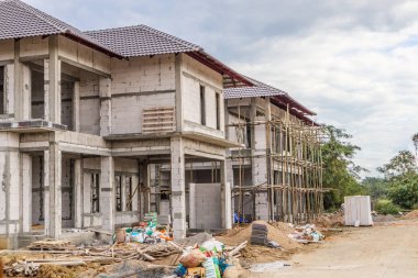 İnşaat alanındaki yeni ev inşaatı devam ediyor